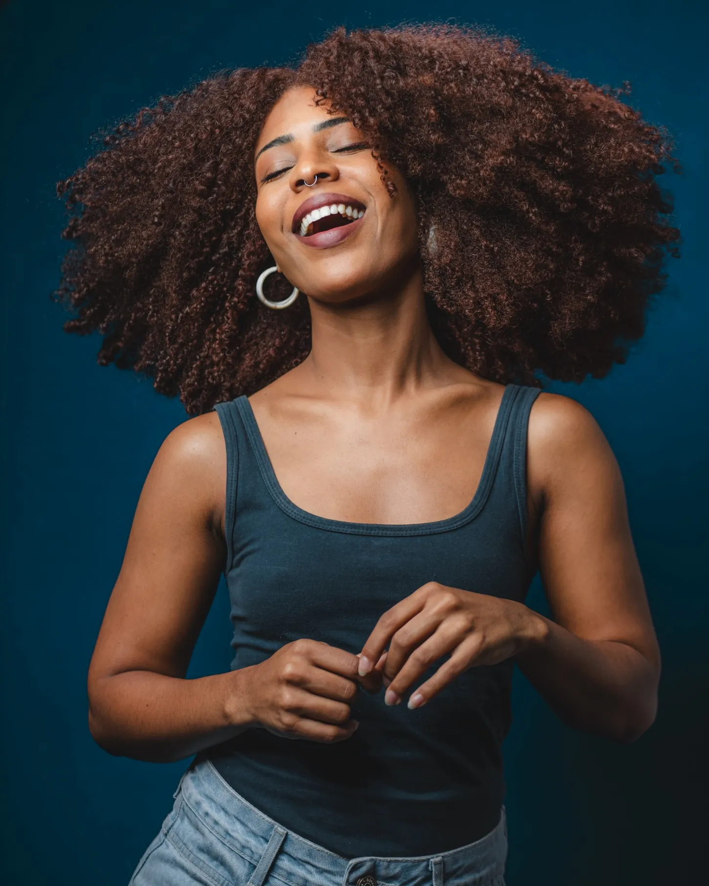 Retrato feminino sorrindo em fundo azul